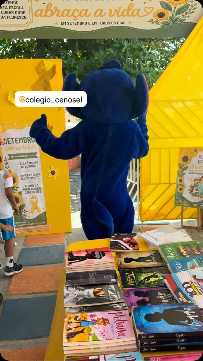 Capa do vídeo publicado pela Marcle, com livros em uma mesa e um personagem azul no ambiente escolar.