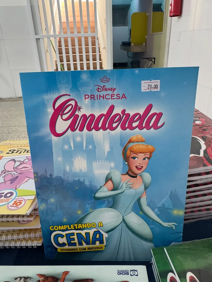Livro Cinderela, Completando a Cena, com atividades e adesivos, fotografado na exposição.
