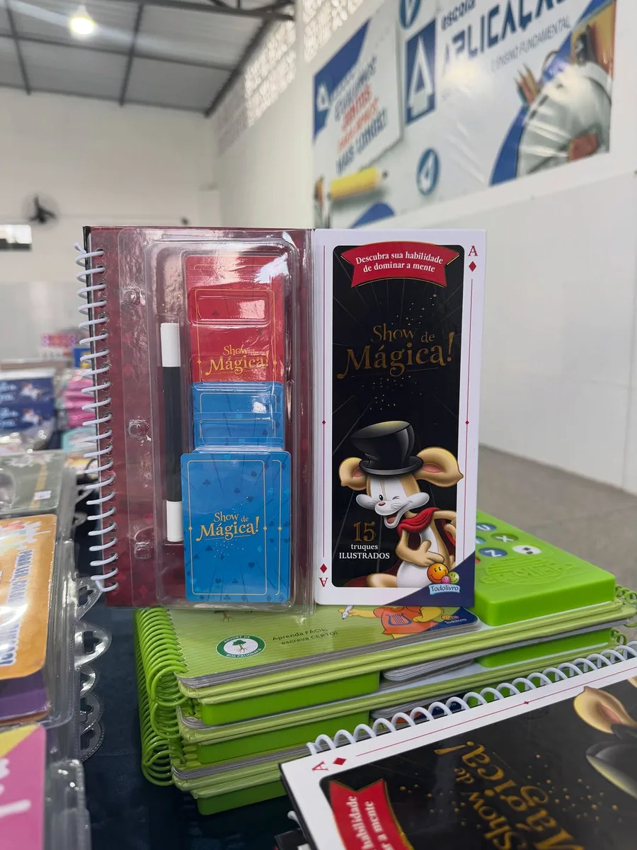 Kit Show de Mágica, com livro de 15 truques ilustrados e acessórios, fotografado na exposição.